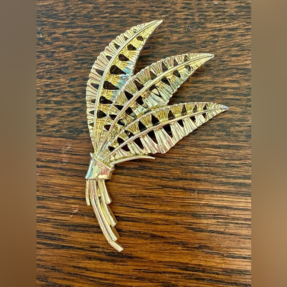 Vintage Gold-tone bundle of leaves grannycore brooch